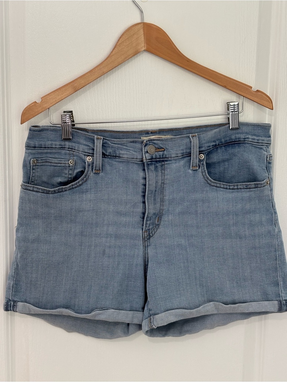 Levi’s Mid Length Denim Shorts Women’s Size 32 Light Wash Cuffed Stretch #118 - Picture 2 of 5